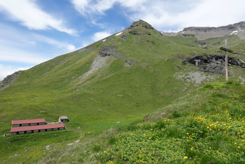 Vue sur les batisses de la Remointse de Tsaté depuis notre camp